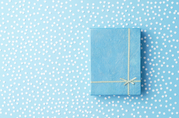 Caja de regalo de Navidad con confeti de nieve
 - Foto, imagen
