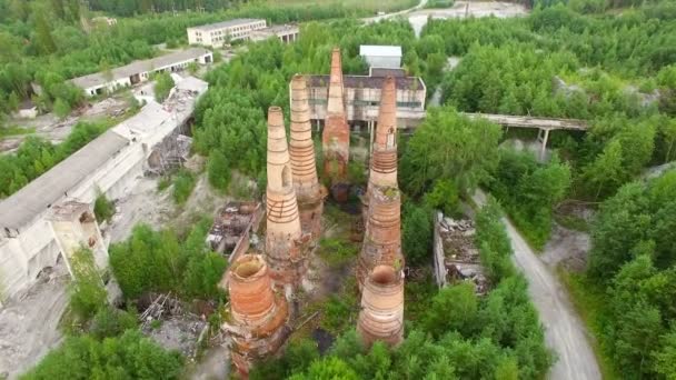 Ruïnes van de oude fabriek met hoge schoorsteen - Video
