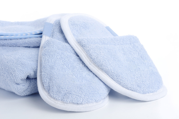 青いスリッパ、タオル、お風呂・ シャワーのミットを白で隔離 - 写真・画像