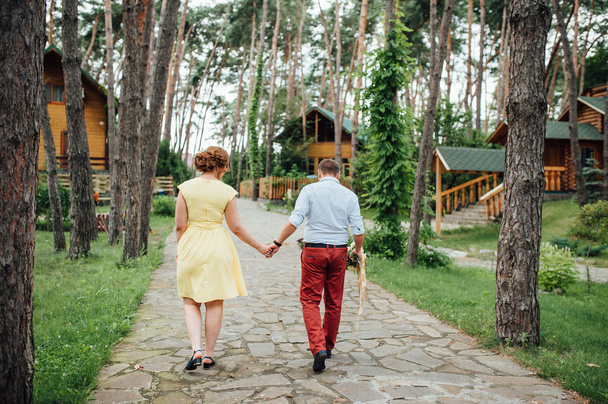Aşıklar el ele tutuşup Parkta yürümek - Fotoğraf, Görsel