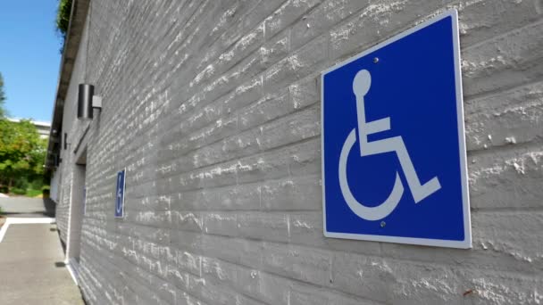 Beweging van gehandicapten parkeerbord op de muur - Video
