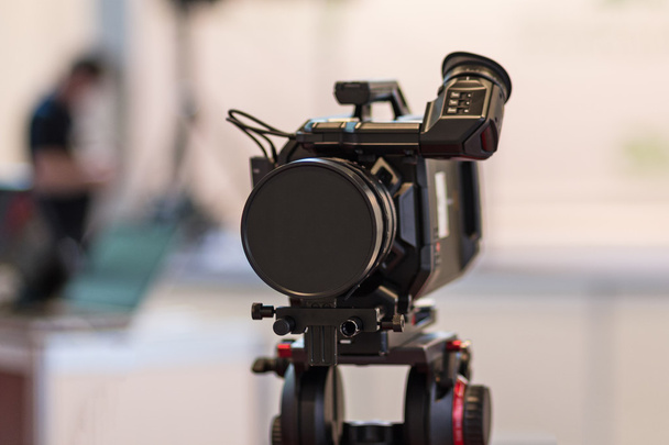 Video kamera bir tripod ve arka plan bulanık - Fotoğraf, Görsel