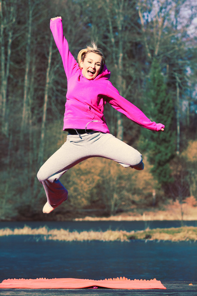 Girl jumping in park. - Foto, afbeelding
