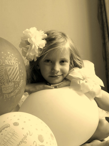 Πορτρέτο ενός μικρού κοριτσιού σε ρετρό στυλ - Φωτογραφία, εικόνα