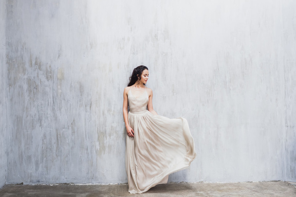 Νύφη σε ένα κομψό φόρεμα από μετάξι - Φωτογραφία, εικόνα