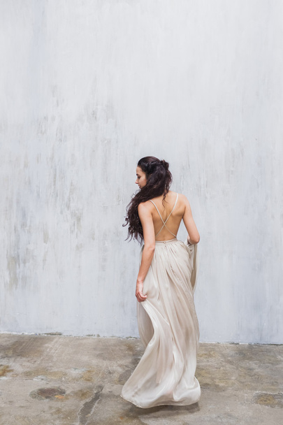 Bride in an elegant silk dress - Fotoğraf, Görsel