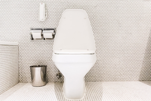 Gyönyörű luxus fehér fürdőszoba - Fotó, kép