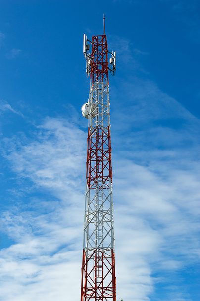 telecommunicatie toren met mobiele telefoon antennesysteem - Foto, afbeelding