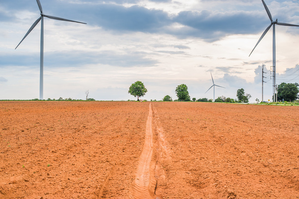 Les éoliennes produisent de l'électricité sur le terrain toutes les plantations agricoles en Thaïlande
 - Photo, image