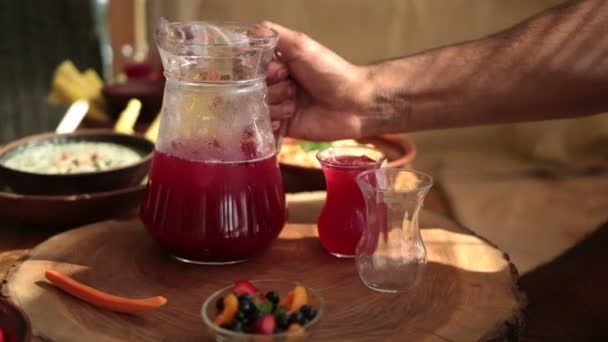 Limonade aus der Karaffe ins Glas gießen - Filmmaterial, Video