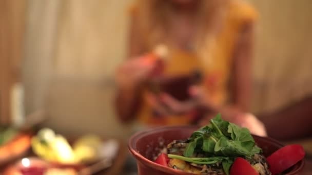 Closeup της γοητευτική ξανθιά γυναίκα που απολαμβάνει ένα γεύμα - Πλάνα, βίντεο