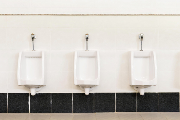 Erkekler tuvaletinde beyaz pisuar seramik  - Fotoğraf, Görsel