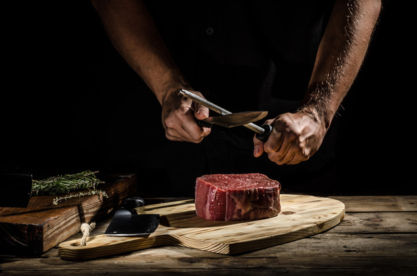 Chef butcher prepare beef steak - Foto, Imagem