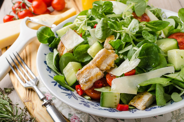 Salad with grilled chicken - Zdjęcie, obraz