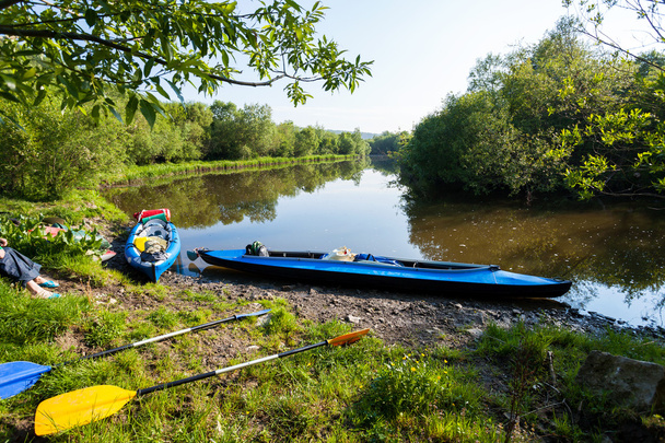 Kayak en la orilla
 - Foto, Imagen