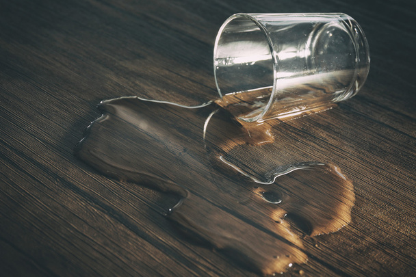 Glass of water spilled - Foto, afbeelding