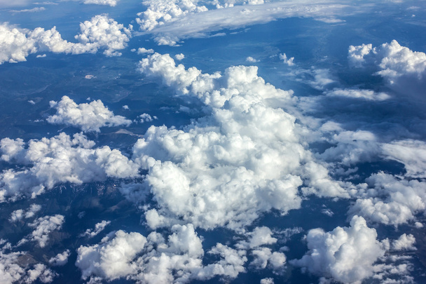 μπλε του ουρανού με άσπρα σύννεφα closeup. - Φωτογραφία, εικόνα