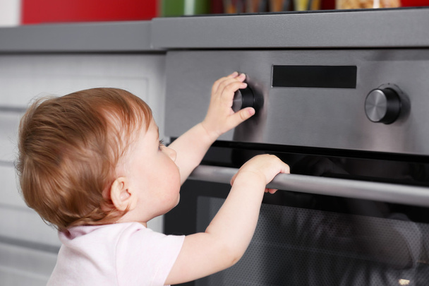 Child playing with electric oven - Φωτογραφία, εικόνα