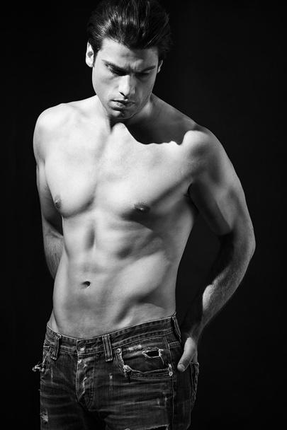 Shirtless muscular man in jeans in black and white - Foto, Bild