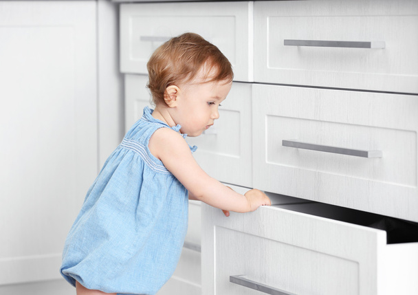 Child playing with cupboard - Foto, imagen