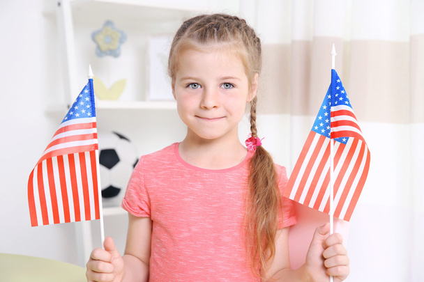 mała dziewczynka gospodarstwa flagi amerykańskiej - Zdjęcie, obraz