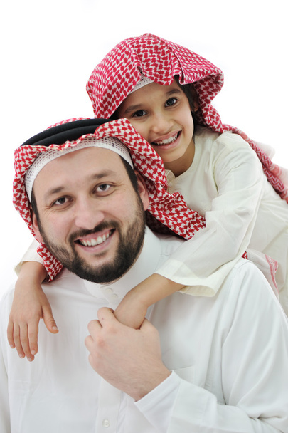 Αραβική οικογένεια, πατέρας piggybacking γιος - Φωτογραφία, εικόνα
