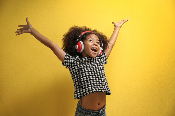 Afro-American little girl with headphones  - Φωτογραφία, εικόνα