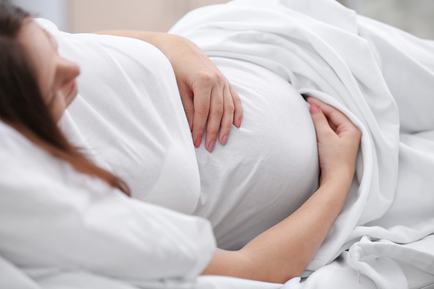 Pregnant woman lying - Foto, immagini