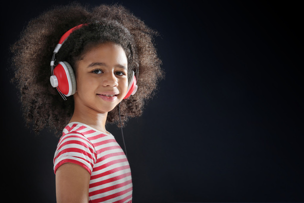 Afro-American little girl with headphones  - Valokuva, kuva