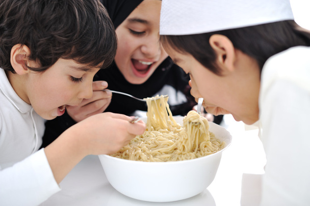 Trois enfants arabes mangeant ensemble
 - Photo, image