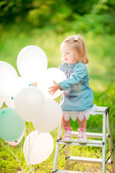 Petite fille heureuse avec des ballons
 - Photo, image