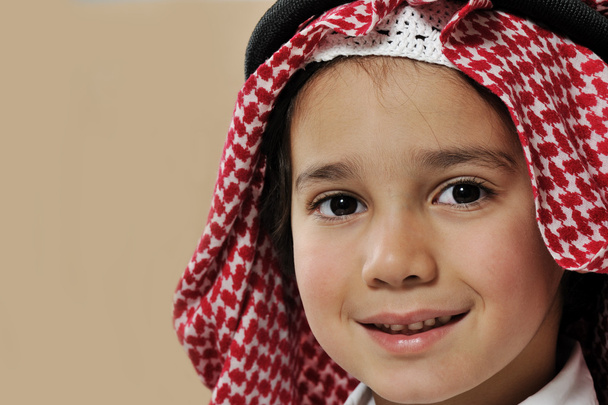 Lindo retrato de niño árabe
 - Foto, imagen