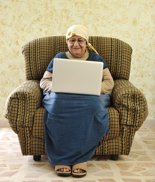 Літня жінка працює на ноутбуці вдома
 - Фото, зображення