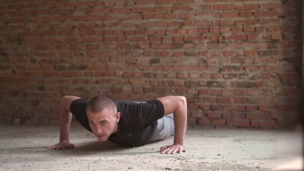 Sportovní člověk dělá push up - Záběry, video