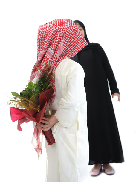 Арабская пара, розы и цветы как сюрприз
 - Фото, изображение