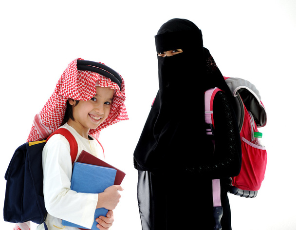 Αραβικά-μικρό αγόρι και κορίτσι που πηγαίνουν στο σχολείο - Φωτογραφία, εικόνα