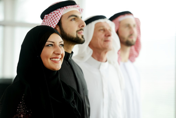Negocios exitosos y felices árabe mirando hacia arriba
 - Foto, imagen