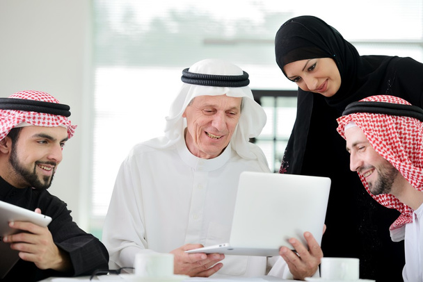 Exitoso y feliz negocio árabe sentado para una reunión
 - Foto, Imagen