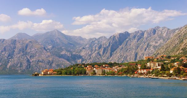 Blick auf die Bucht von Kotor und Dobrota Dorf. Montenegro - Foto, Bild