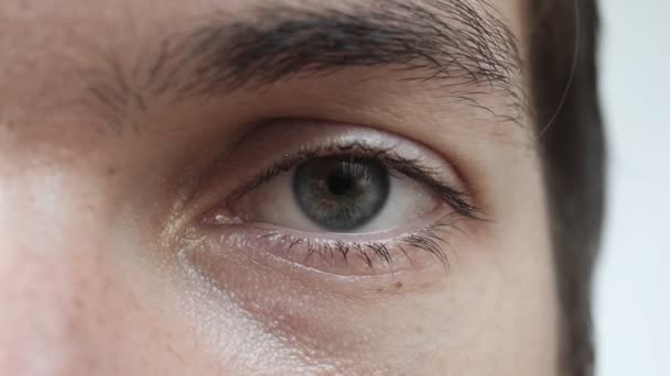 Close-up van een oog van de mannen in slow motion - Video