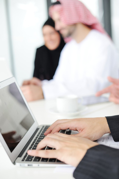 Successo e felice business arabo seduta per una riunione
 - Foto, immagini