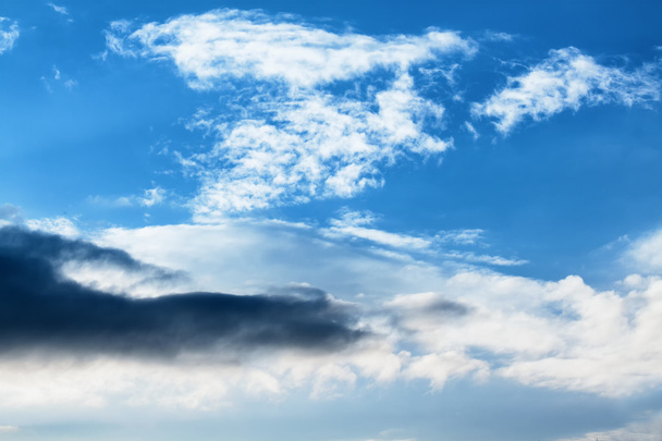 Turbulente Perspektiven - dramatische Wolken Himmel dunkle Wolken und leuchtendes Blau - Foto, Bild