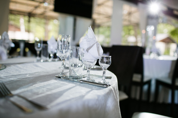 Evento bellamente organizado - mesas de banquete servidas listas para los huéspedes - Foto, imagen