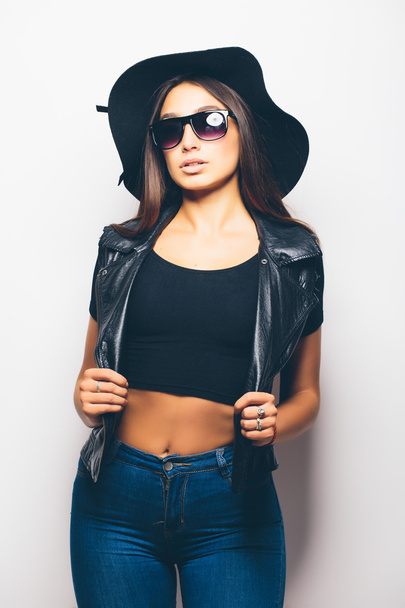 hermosa mulata de moda chica con gafas de sol y sombrero negro
  - Foto, Imagen
