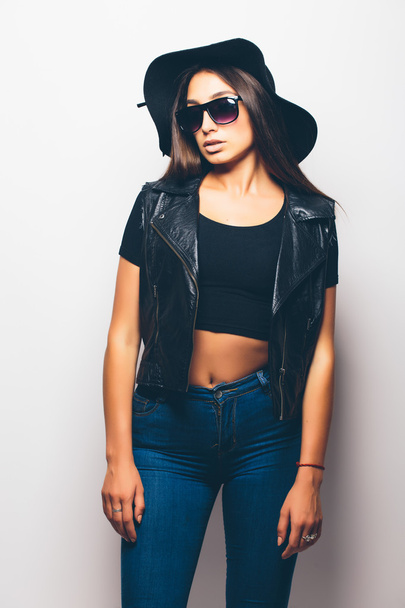 gyönyörű fashion mulatto lány visel, napszemüveget és fekete kalap  - Fotó, kép