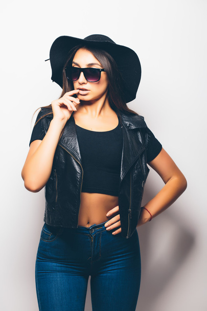 bella moda mulatto ragazza indossa occhiali da sole e cappello nero
  - Foto, immagini