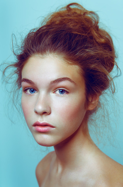 Mode-Modell ursprüngliche Frisur sauberes Gesicht natürliche Haut Schönheit Highlight - Foto, Bild