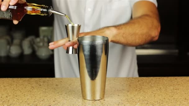 Barman připravuje alkoholické koktejly - Záběry, video