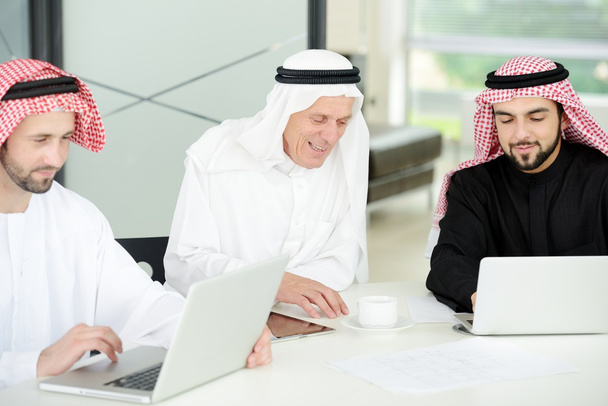 erfolgreiches und glückliches Business arabic sitting für ein Meeting - Foto, Bild