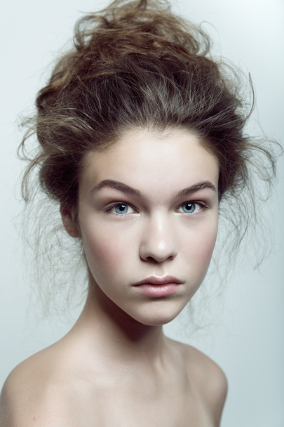 Modelo de moda penteado original rosto limpo beleza natural da pele destaque
 - Foto, Imagem